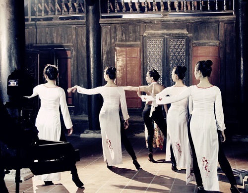 Trà Ngọc Hằng khoe lưng ong nuột nà trong MV mới