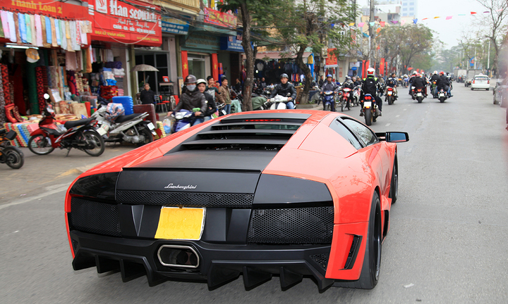 “Bão” siêu xe đổ bộ thành phố hoa phượng đỏ