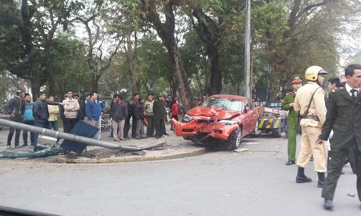 Xe BMW tông xe máy, đâm gãy cột đèn giữa Hà Nội