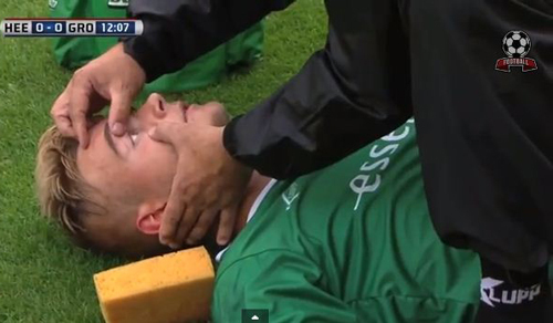 Video: Bị thẻ đỏ, quá sốc, cầu thủ... ngất trên sân 