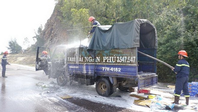 Xe tải bốc cháy, người dân hỗ trợ gom hàng trăm thùng bia