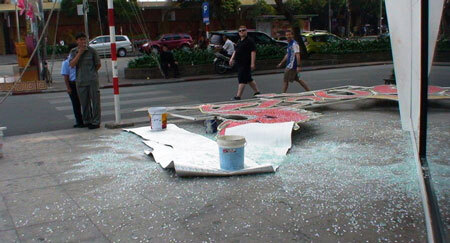 Kính trần khách sạn rơi trúng đầu, du khách nước ngoài nhập viện