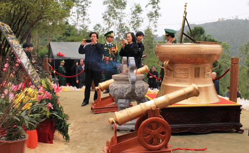 Dâng súng thần công, kiếm lệnh vào lăng mộ Đại tướng