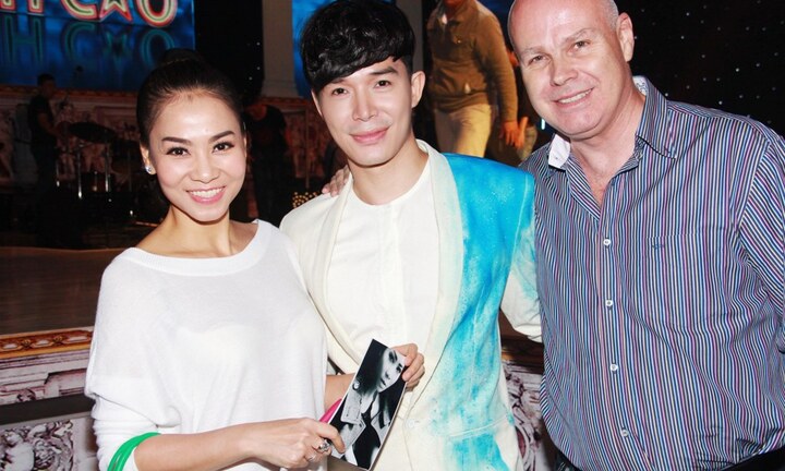 Thu Minh ôm, hôn cổ Nathan Lee trước mặt chồng