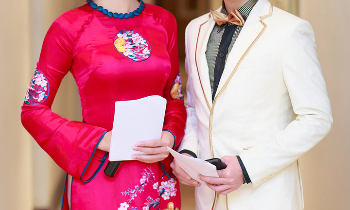 Hoa hậu Ngọc Hân duyên dáng áo dài làm MC 