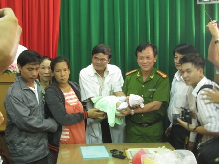 Tin tức 24h: Cháu bé bị bắt cóc đã trở về trong vòng tay cha mẹ