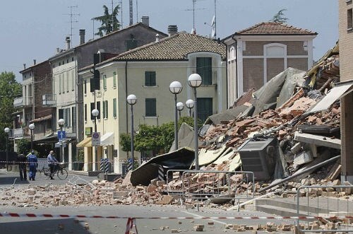 Clip: Tòa nhà đổ sập trong vài giây vì gió mạnh