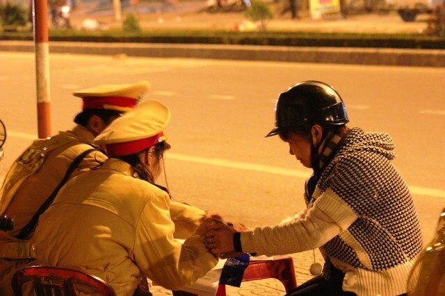 Thiếu nữ  'xổ' tiếng Hàn, khóc tiếng Việt khi bị giữ xe