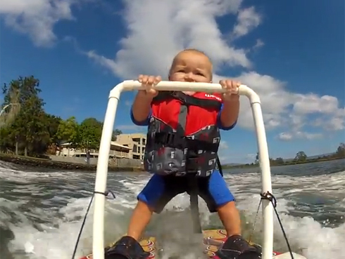 Thần đồng 1 tuổi lướt sóng siêu đỉnh, dân mạng sốt