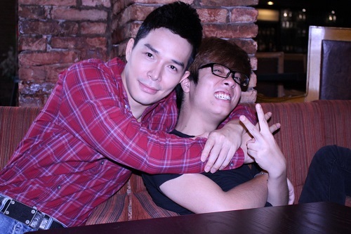 Nathan Lee ôm ghì chặt Bùi Anh Tuấn tới mức...nghẹt thở 