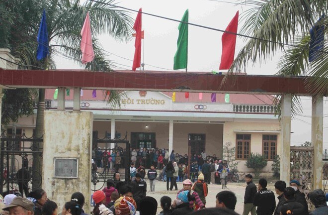 Người dân giữ chủ tịch xã suốt đêm đòi xác nhận công an đánh người