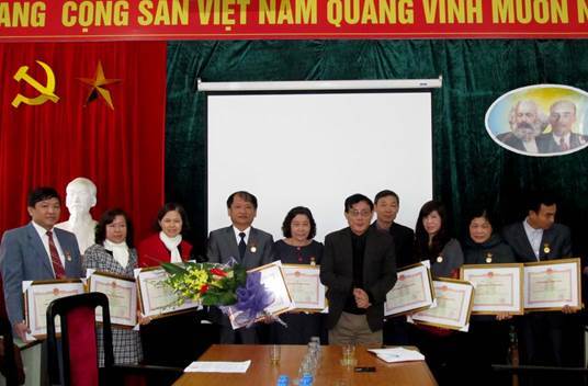 DONG DO UNIVERSITY trao kỷ niệm chương  "Vì sự nghiệp giáo dục "