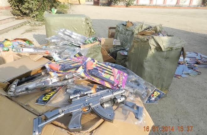 Bắt vụ vận chuyển khối lượng “khủng” đồ chơi bạo lực và pháo lậu