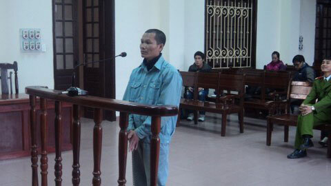 Bản án chung thân cho kẻ giết mẹ la hàng xóm đến xem