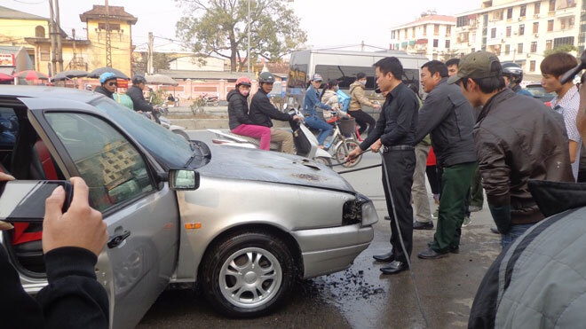 Một ôtô bất ngờ phát nổ trên quốc lộ 32