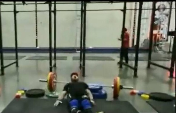 Video: Bị tạ nặng rơi trúng người, lực sỹ ngất xỉu