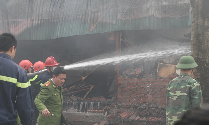 Cháy dữ dội kho chứa nhiều pháo hoa ở đường Hồng Hà