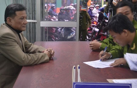 Khởi tố giám đốc lập 