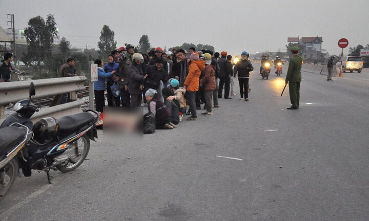 Đi ăn cưới bị tàu đâm, 4 người thương vong