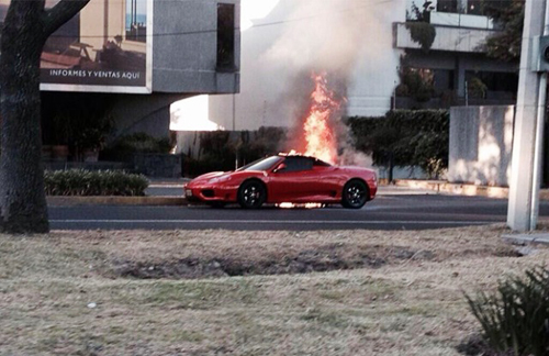 Siêu xe Ferrari 360 Spider cháy như đuốc giữa phố