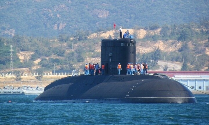 Tàu ngầm TP. Hồ Chí Minh đang vượt biển về Việt Nam