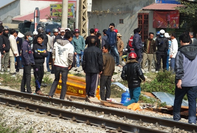 Tàu hỏa đâm xe tải, 2 người tử vong tại chỗ