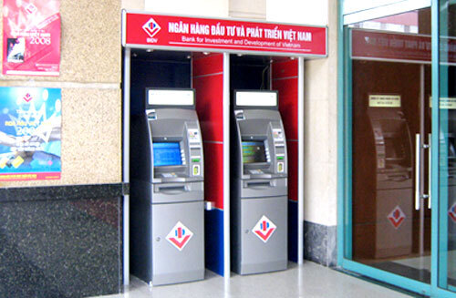 Một phụ nữ bỏ quên tiền tại cây ATM 