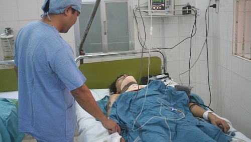 Truy bắt côn đồ nửa đêm xông vào nhà chém hai anh em