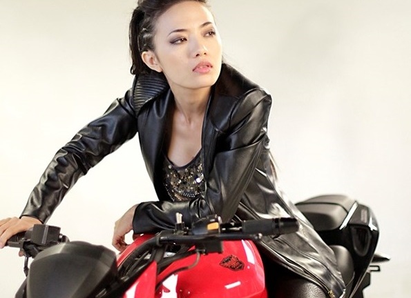 Sao Việt 24h: Tina Tình ngổ ngáo bên motor khủng