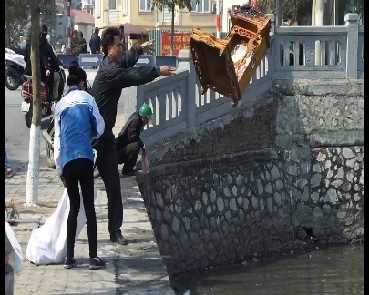 Clip: Phóng sinh cá chép, người dân ném luôn bàn thờ xuống hồ