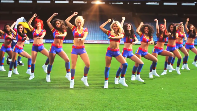 Ngẩn ngơ trước vẻ bốc lửa của dàn hoạt náo viên Crystal