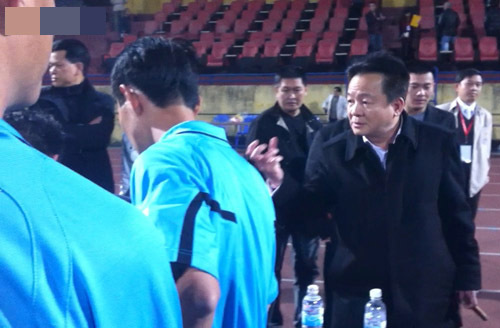 Video: Hà Nội T&T thua thảm, bầu Hiển mắng trọng tài