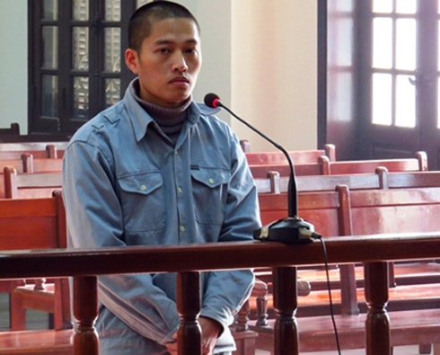 Gia sư tống tình nữ sinh bằng ảnh nóng và súng