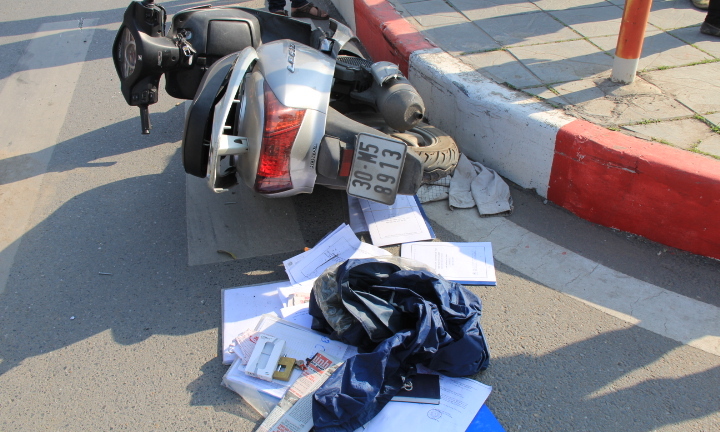 Hà Nội: Ô tô đâm người rồi… bỏ chạy