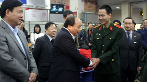 Thiếu xe khách, phải dùng xe giám đốc chở dân về quê ăn Tết