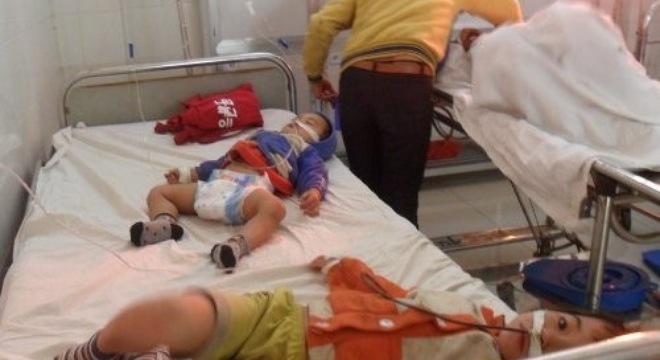 Đau lòng mẹ ép con thơ uống thuốc diệt cỏ tự tử