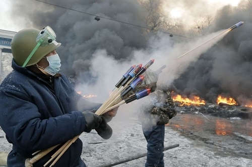 Tổng thống Ukraine xoa dịu phe biểu tình