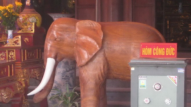 Cán bộ xã trộm tiền công đức để uống rượu Tết