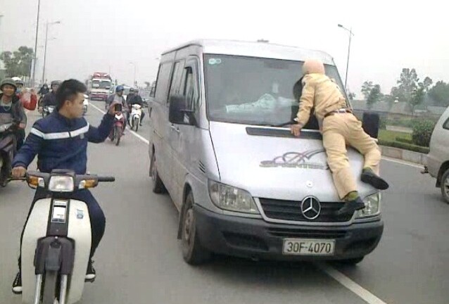 CSGT bị hất lên nắp capo chạy một đoạn dài