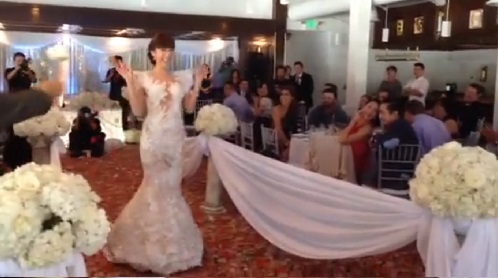 Clip: Ngọc Quyên trổ tài catwalk ngay trong đám cưới