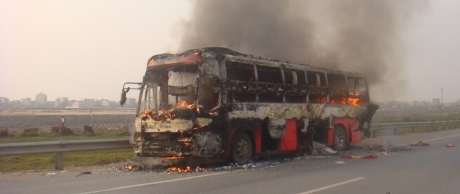 Cháy xe khách giường nằm gây tắc đường Pháp Vân - Cầu Giẽ