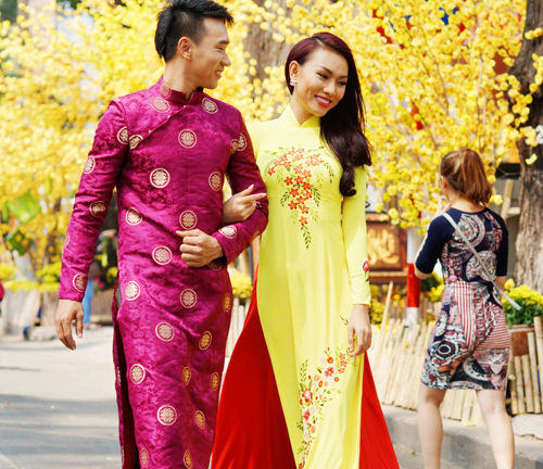 Diệu Huyền, Thành Vũ lần đầu mặc áo dài dạo phố Xuân