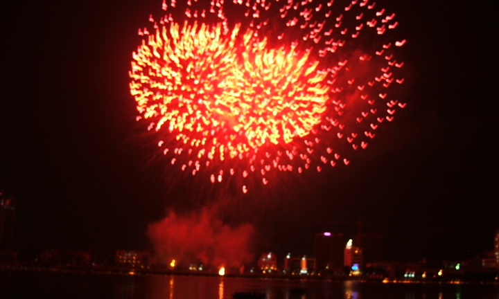 Hà Nội: Đồng loạt tắt đèn 15 phút để bắn pháo hoa