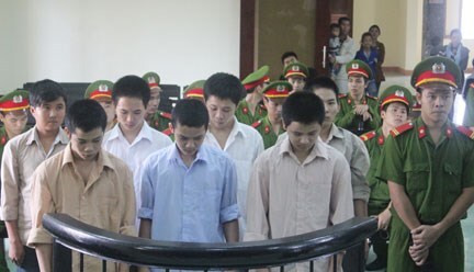 Đưa nữ sinh vào nhà hoang để giao cấu