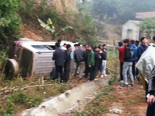 Xe đi chúc Tết lộn nhào, 5 người nhập viện