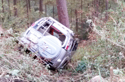 Ô tô 7 chỗ lao xuống vực, 4 người thoát chết