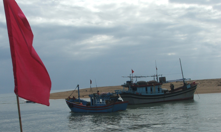 Tàu thuyền đồng loạt mở biển hướng Trường Sa, Hoàng Sa