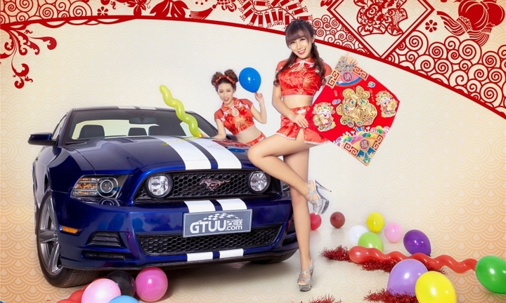 Dàn người mẫu chào xuân Giáp Ngọ cùng ngựa hoang Ford Mustang GT