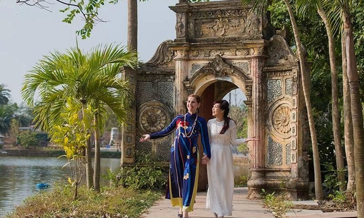 Ngọc Khuê dẫn giám khảo Bulgaria đi du Xuân Hà Nội