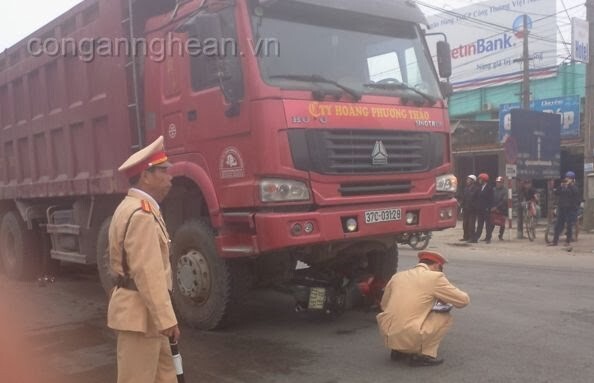 Nghệ An: Sau va chạm, bị ô tô cán đứt lìa 2 chân